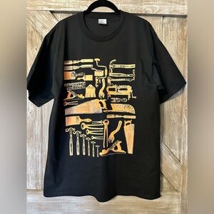 BLACK UNISEX VINTAGE WOODWORKING GRAPHIC T-SHIRT
SIZE: LARGE